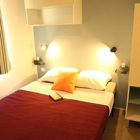 مكان تخييم Camping Paradis Les Chanterelles 3*